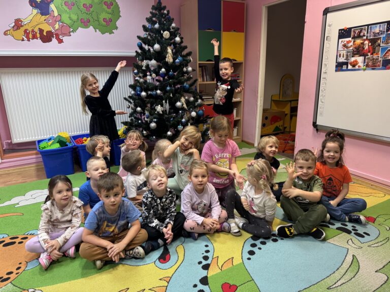 PRZYGOTOWYWANIE SIĘ DO ŚWIĄT BOŻEGO NARODZENIA – UBIERANIE CHOINKI