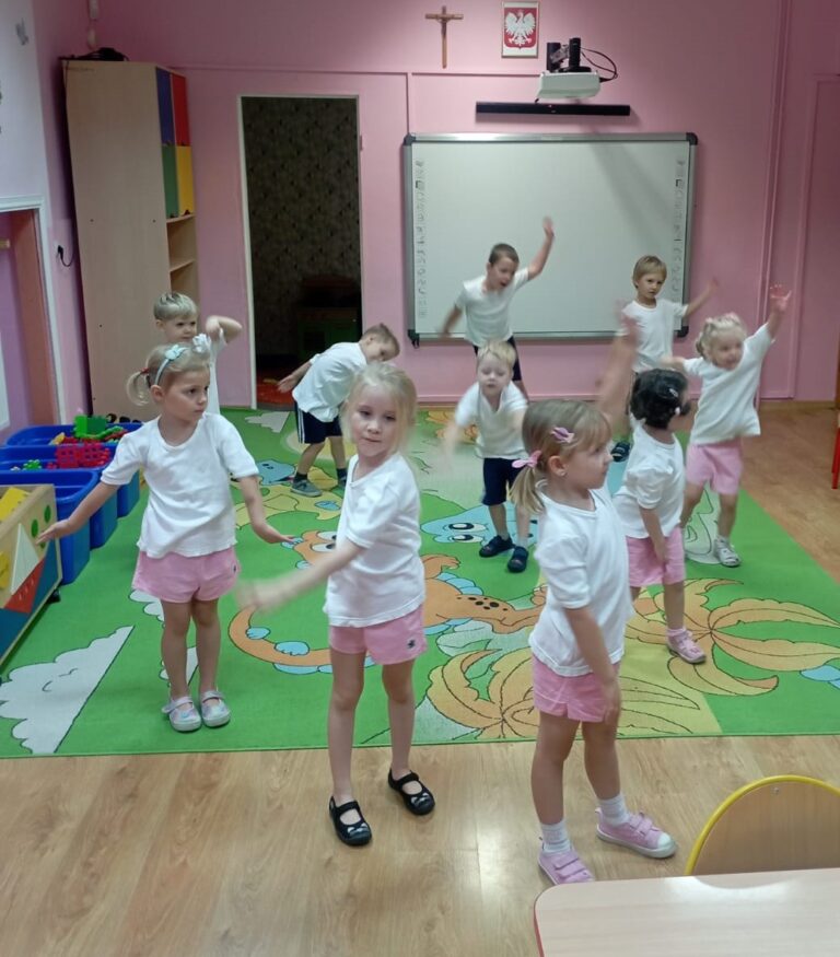 ĆWICZENIA GIMNASTYCZNE W GRUPIE „SMERFY”