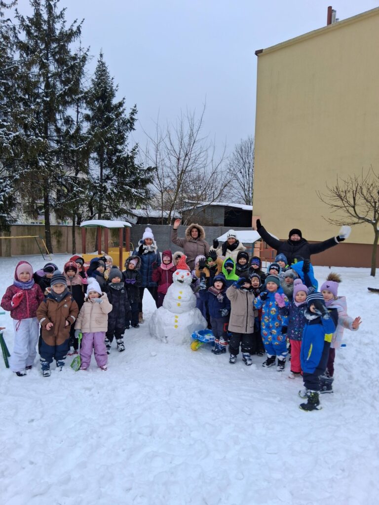 ZIMOWE ZABAWY I AKTYWNOŚCI NA ŚNIEGU